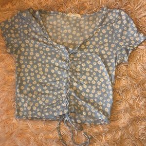 Blue Daisy Patterned Form Fitting Crop Top